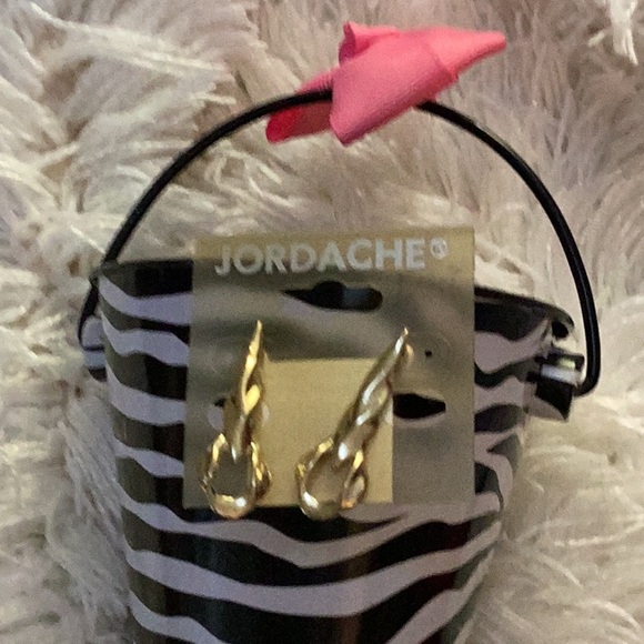 🦩NWT Pierced Style Hanging Lightweight Earring Must Have 🦩 - Picture 8 of 9